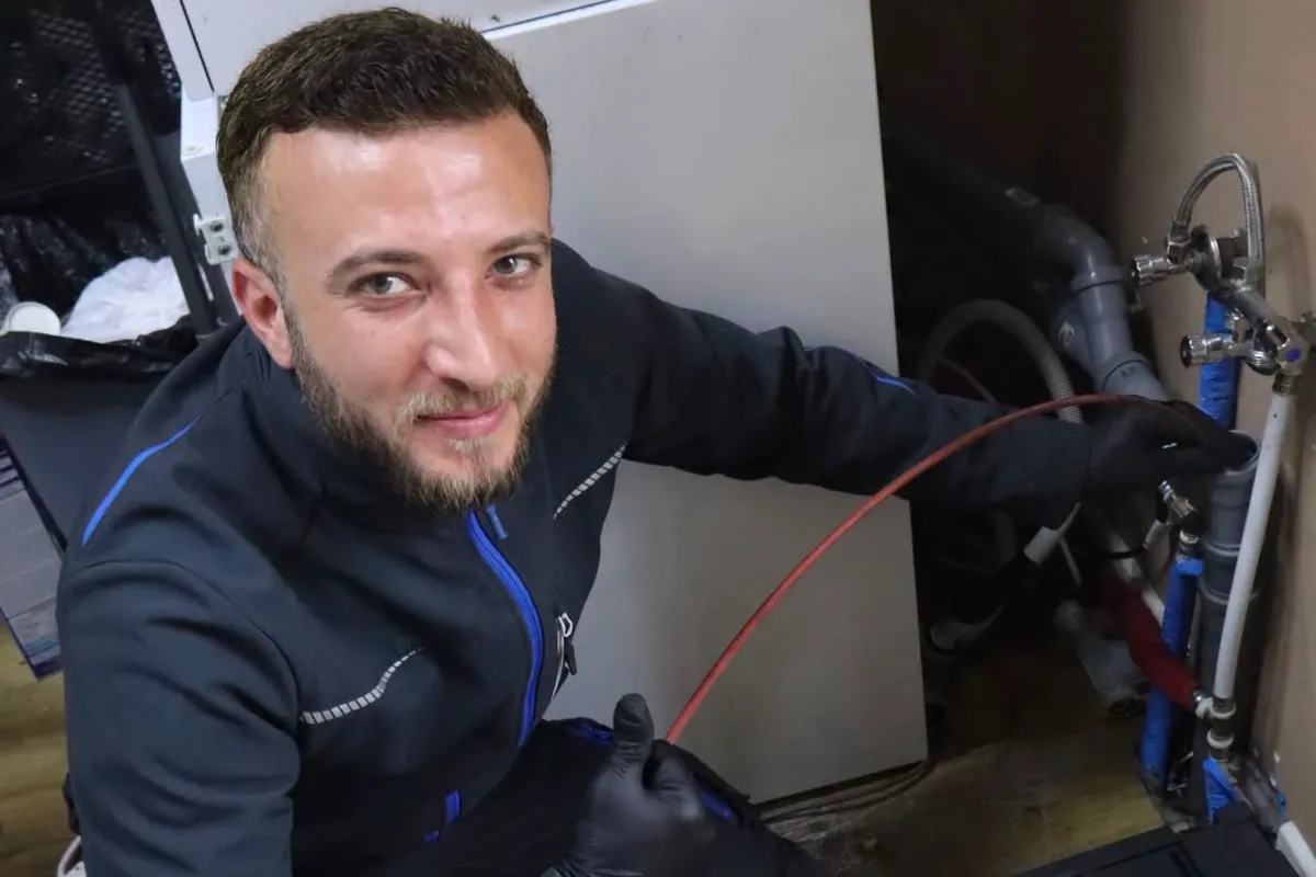 Techniker der Rohrreinigung Fachbetrieb beim Einsatz an einer Abwasserleitung im Keller
