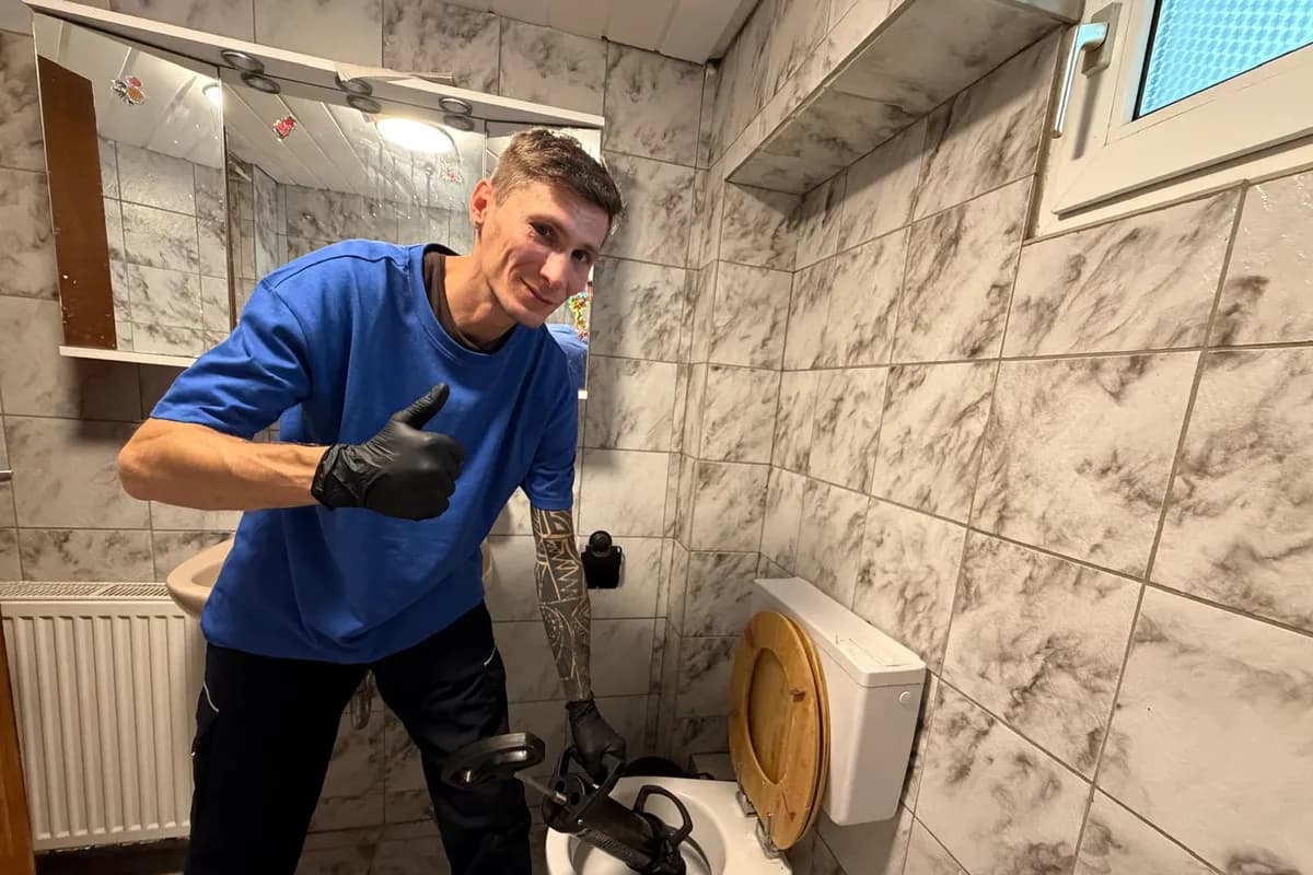 Techniker der Rohrreinigung Fachbetrieb beim Einsatz an einem verstopften WC