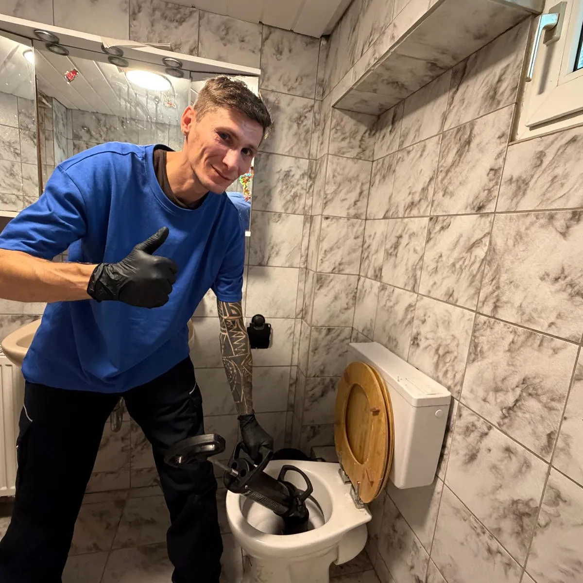 Techniker beim Einsatz an einer verstopften Toilette