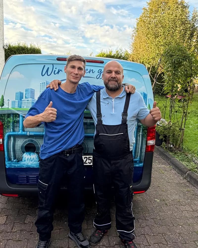 Zwei Techniker der Rohrreinigung Fachbetrieb vor dem Einsatzwagen